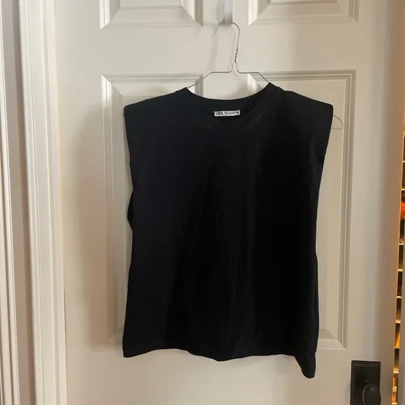 Muscle tee with shoulder pads